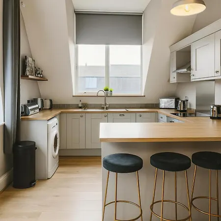 Luxury 2-bed Penthouse In Stunning Views Prime Location *