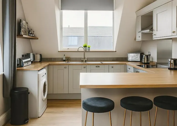 Luxury 2-bed Penthouse In Stunning Views Prime Location *